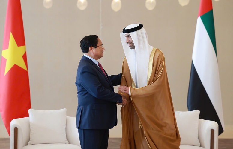 Thủ tướng Phạm Minh Chính và Bộ trưởng, Quốc vụ khanh Thani bin Ahmed Al Zeyoudi có cuộc gặp ngắn tại sân bay - Ảnh: VGP/Nhật Bắc