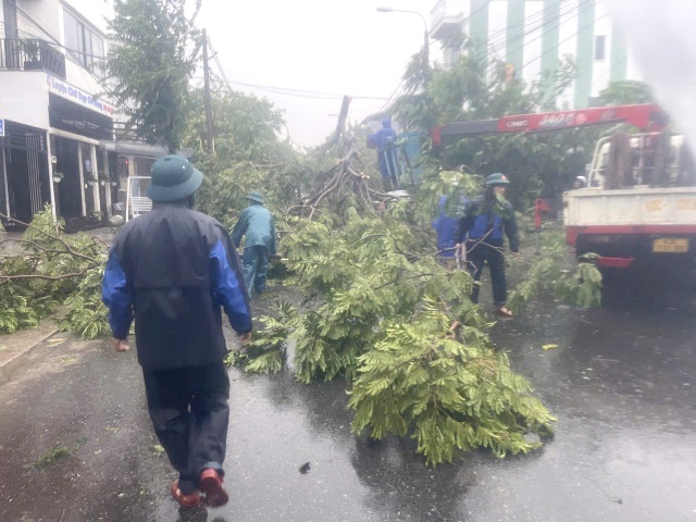 Lực lượng chức năng quận Liên Chiểu, TP. Đà Nẵng giải phóng mặt bằng khu vực phường Hoà Hiệp Nam do bão Tra Mi gây ra