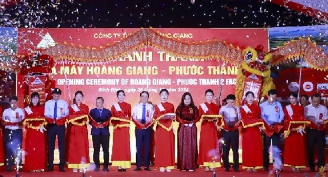 Lãnh đạo, quan khách thực hiện nghi thức cắt băng khánh thành nhà máy. Ảnh: T.Y