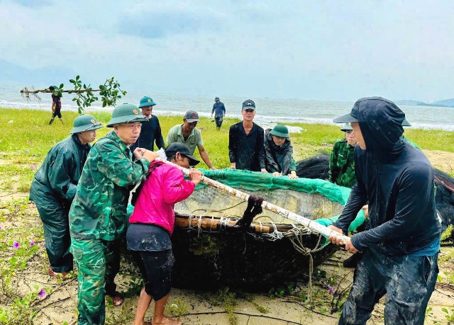 Không khí khẩn trương tại vùng biển Đà Nẵng.