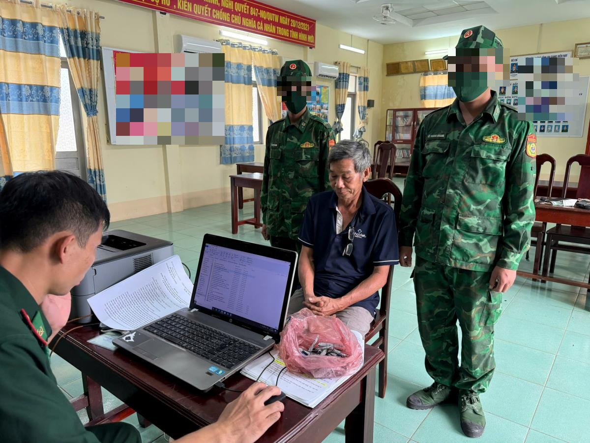 Lực lượng chức năng làm việc với đối tượng Nguyễn Văn Bốt. Ảnh: Tuấn Kiệt