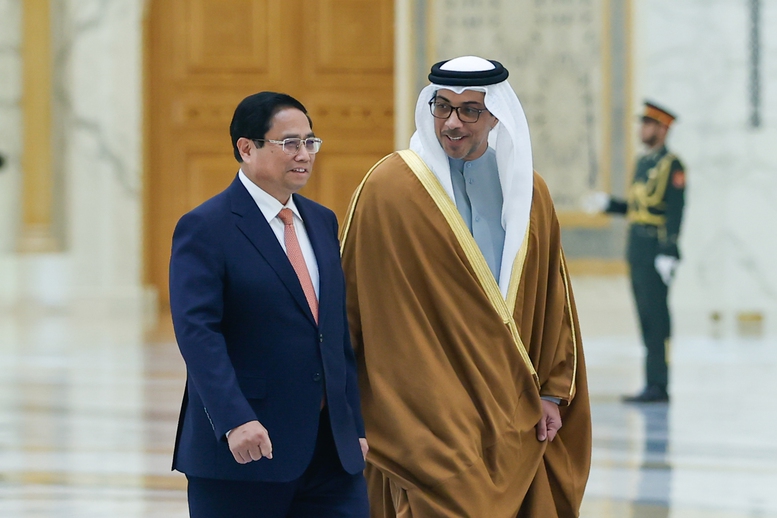 Thủ tướng Phạm Minh Chính và Phó Tổng thống UAE Sheikh Mansour Bin Zayed Al Nahyan - Ảnh: VGP/Nhật Bắc