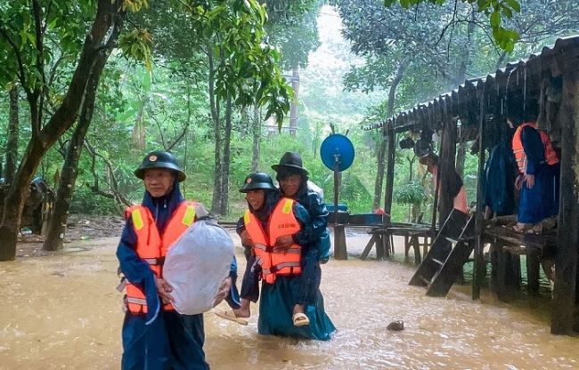 Lực lượng chức năng khẩn trương thực hiện công tác cứu hộ, di dời hộ dân ở vùng có nguy cơ ngập sâu đến nơi an toàn.