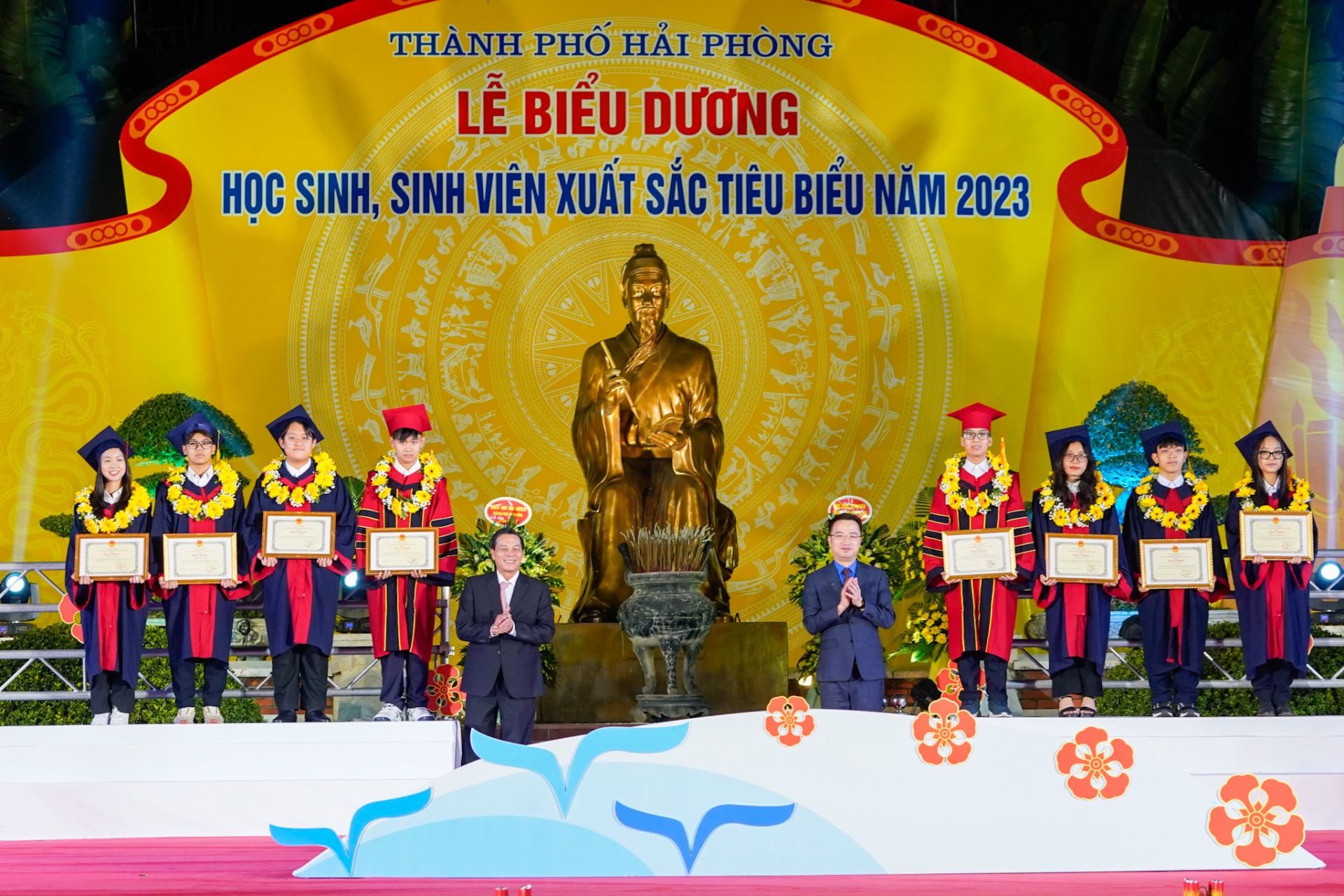 Chủ tịch UBND thành phố Nguyễn Văn Tùng cùng Bí thư Trung ương Đoàn TNCS Hồ Chí Minh Nguyễn Tường Lâm khen thưởng các em HSSV xuất sắc tại Lễ biểu dương năm 2023.