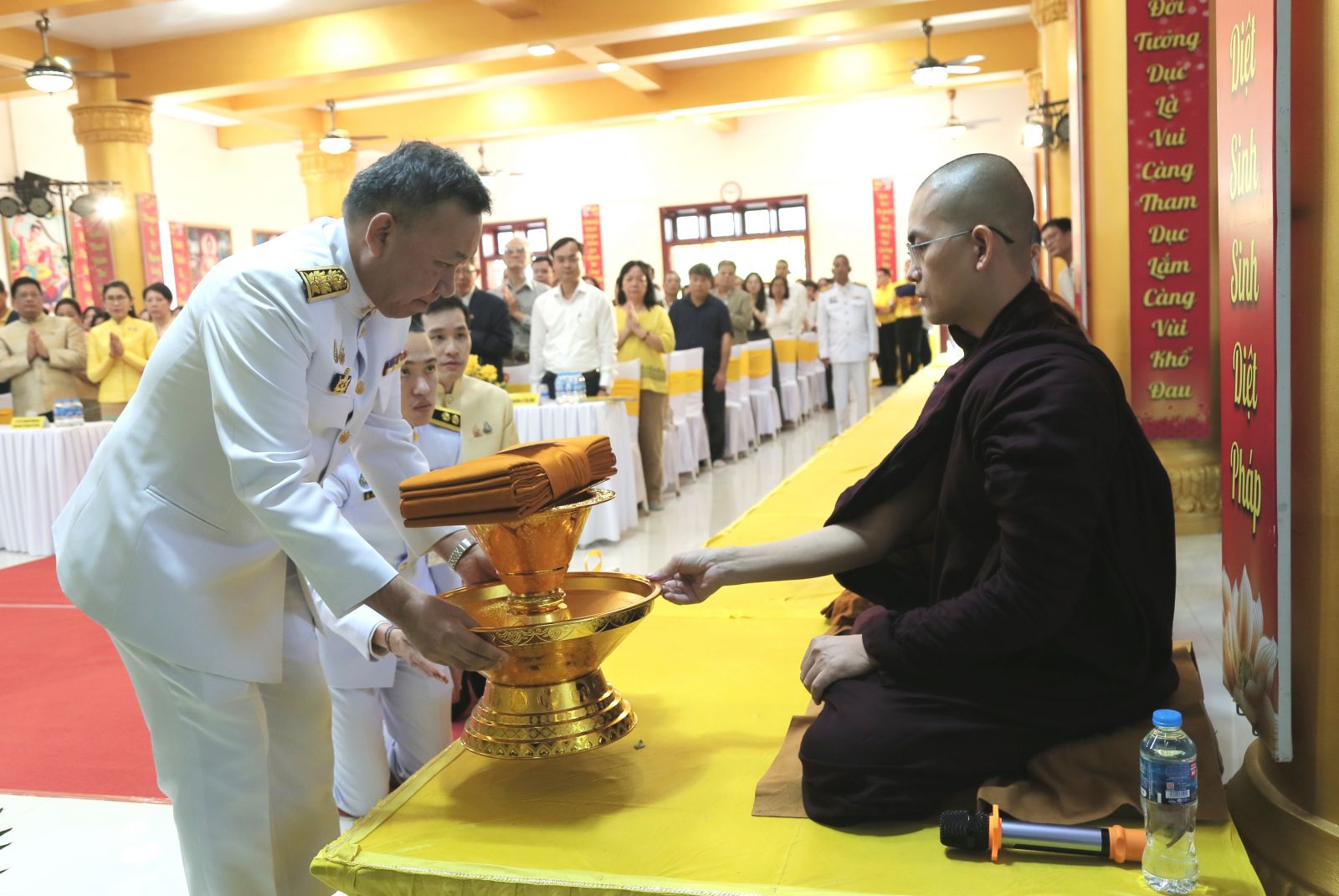 Ông Dusit Manapan, Cố vấn Bộ trưởng Bộ Ngoại giao Vương quốc Thái Lan được ủy nhiệm của Hoàng gia Thái Lan tiến hành lễ dâng y cho các chư Tăng tại chùa Phúc Minh.