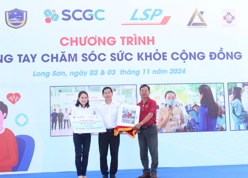 Ông Hà Hữu Dũng, Bí thư Đảng ủy xã Long Sơn (giữa) nhận tủ thuốc y tế từ đơn vị tài trợ