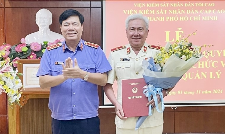 Đồng chí Nguyễn Quang Dũng trao Quyết định bổ nhiệm và chúc mừng đồng chí Cao Minh Trí, Kiểm sát viên cao cấp, giữ chức vụ Phó Viện trưởng VKSND cấp cao tại TPHCM.