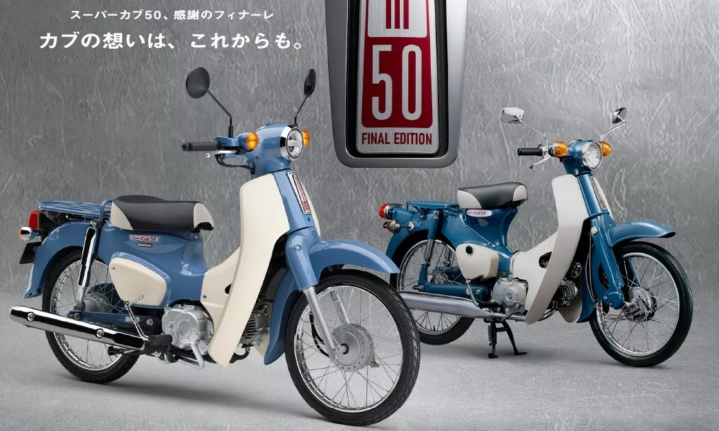 Honda Super Cub 50 Final Edition (trái) và xe đời 1966. Ảnh: Honda