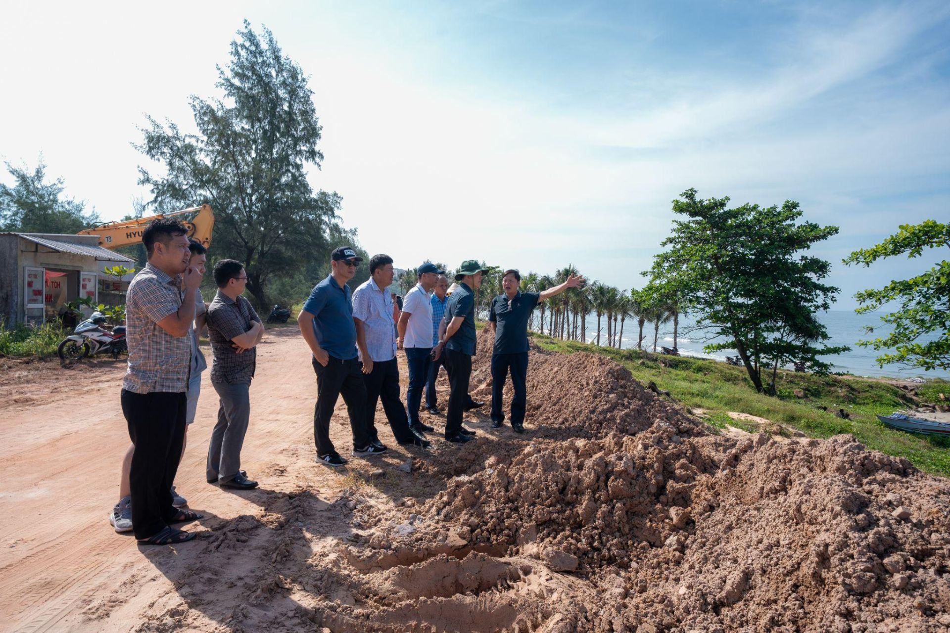 Chủ tịch UBND TP Phú Quốc Trần Minh Khoa cùng đoàn khảo sát Bãi Đất Đỏ, An Thới