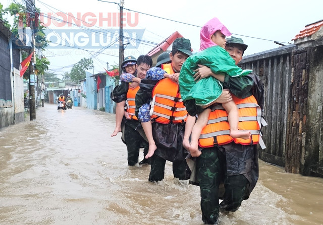 Đưa trẻ em di dời đến nơi an toàn