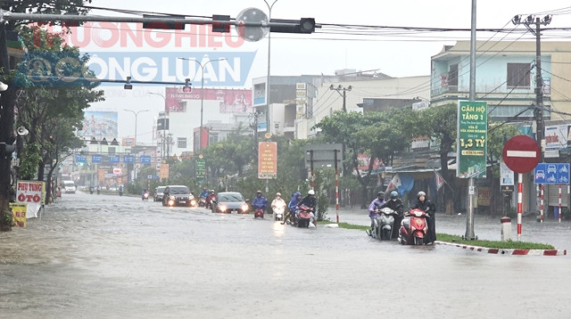 Ngã tư Tôn Đức Thắng - Bắc Sơn ngập sâu trong nước