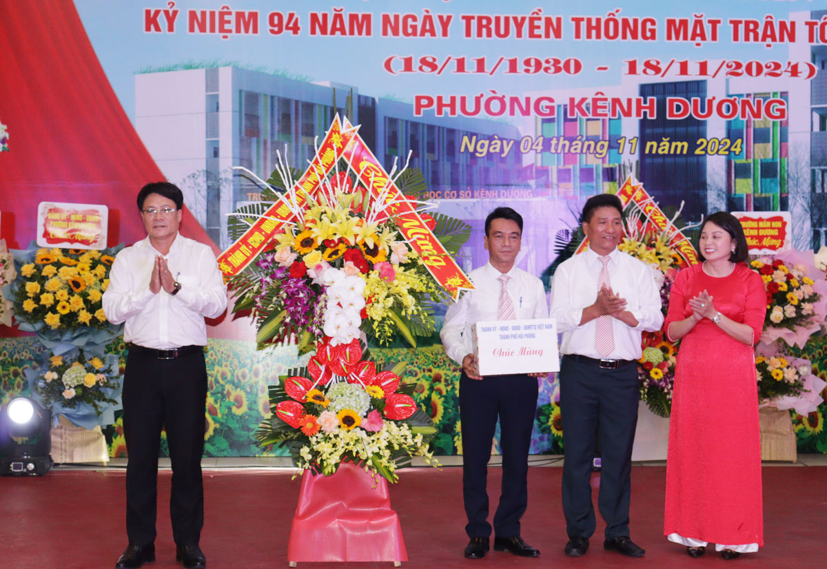 Đồng chí Bùi Văn Bắc, Phó Chủ tịch Ủy ban MTTQ Việt Nam thành phố tặng hoa chúc mừng tại Ngày hội.