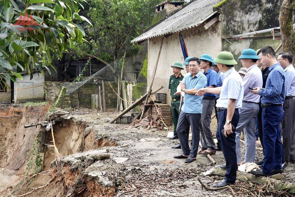 Lãnh đạo UBND tỉnh Vĩnh Phúc cùng các cơ quan chức năng kiểm tra hiện trạng khu vực sạt lở bờ sông Lô. Ảnh: Cổng TTĐT Vĩnh Phúc