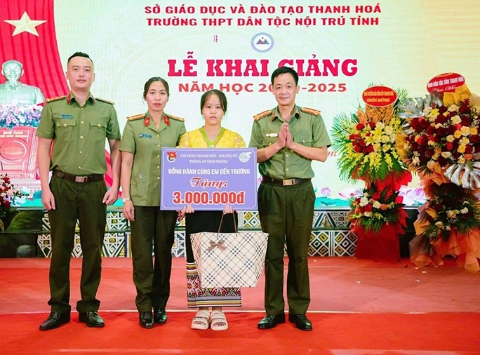 Chi đoàn thanh niên và Hội phụ nữ Phòng an ninh nội địa, Công an tỉnh trao học bổng cho học sinh có hoàn cảnh đặc biệt khó khăn.