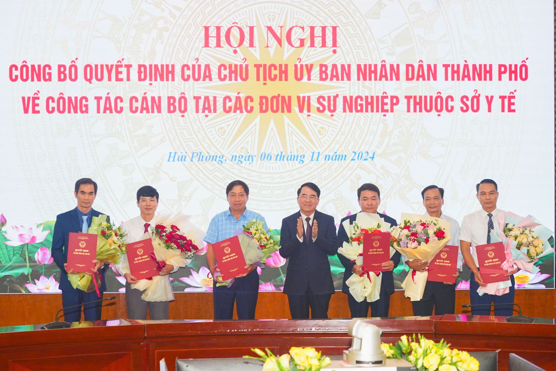 Phó Chủ tịch UBND TP. Hải Phòng Lê Khắc Nam trao Quyết định cho các đồng chí cán bộ.