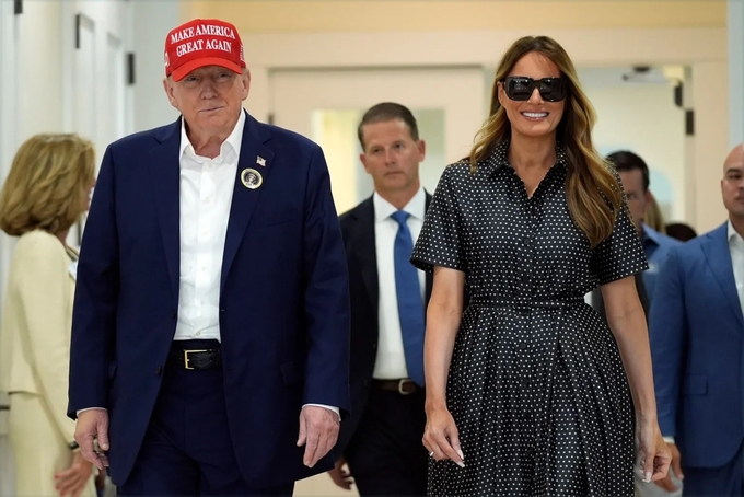 Ứng cử viên tổng thống đảng Cộng hòa Donald Trump và cựu Đệ nhất Phu nhân Melania Trump đi bỏ phiếu tại Palm Beach, Florida, trong ngày 5/11. Ảnh: AP.