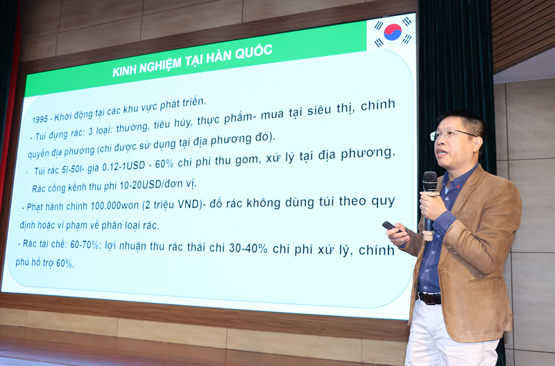 TS. Vũ Văn Doanh, Phó Trưởng khoa Môi trường, Đại học Tài nguyên và Môi trường Hà Nội, chia sẻ kinh nghiệm của các nước trên thế giới về phân loại xử lý rác thải sinh hoạt (Ảnh: Sỹ Tùng)