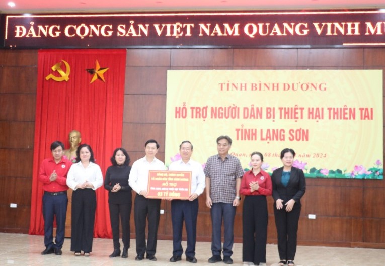 Chủ tịch Uỷ ban MTTQ Việt Nam tỉnh Lạng Sơn Nguyễn Hoàng Tùng nhận biểu trưng hỗ trợ 3 tỷ đồng của Đảng bộ, chính quyền và Nhân dân tỉnh Bình Dương