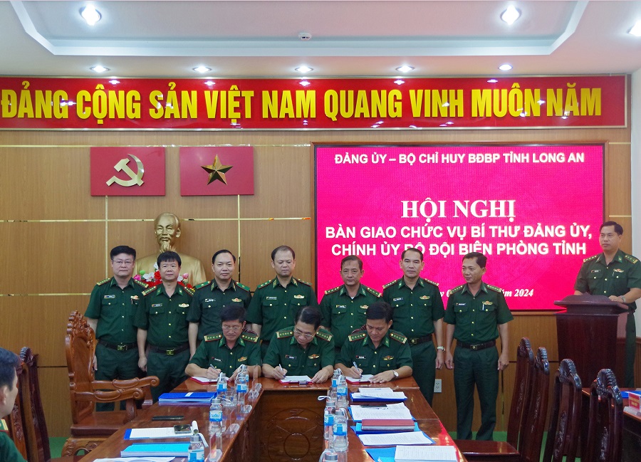 Trung tướng Nguyễn Anh Tuấn, Bí thư Đảng ủy, Chính ủy BĐBP và các đại biểu chứng kiến ký bàn giao chức vụ Bí thư Đảng ủy, Chính ủy BĐBP tỉnh