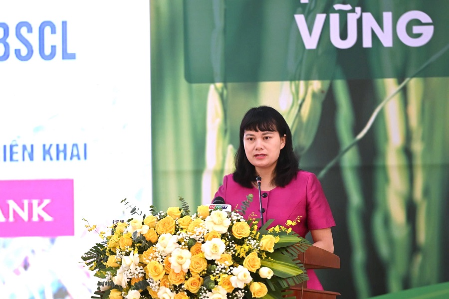 Phó Tổng Giám đốc Agribank Phùng Thị Bình hướng dẫn việc triển khai cấp vốn tín dụng ưu đãi đến các đối tượng tham gia Đề án