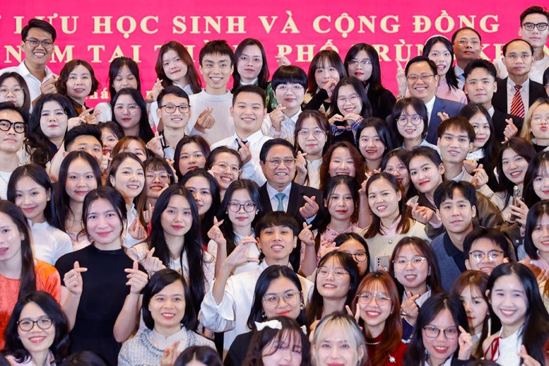 Thủ tướng chụp ảnh cùng các lưu học sinh và cộng đồng người Việt Nam tại thành phố Trùng Khánh - Ảnh: VGP/Nhật Bắc