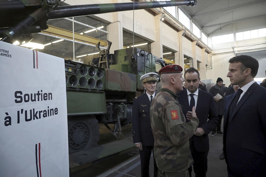 Tổng thống Pháp Emmanuel Macron kiểm tra hệ thống pháo Caesar trong chuyến thăm căn cứ hải quân Cherbourg của Pháp ngày 19-1. Ảnh: AP