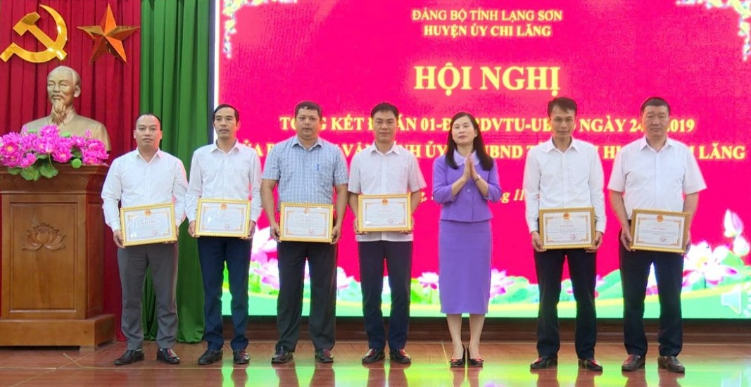 Lãnh đạo Huyện ủy Chi Lăng khen tưởng các tập thể có thành tích xuất sắc trong thực hiện mô hình điểm 