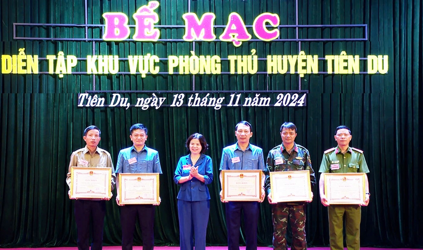 Phó Bí thư Thường trực Tỉnh ủy, Chủ tịch HĐND tỉnh, Phó Trưởng BCĐ diễn tập tỉnh Nguyễn Hương Giang trao Bằng khen của Chủ tịch UBND tỉnh cho các tập thể có thành tích xuất sắc trong diễn tập.