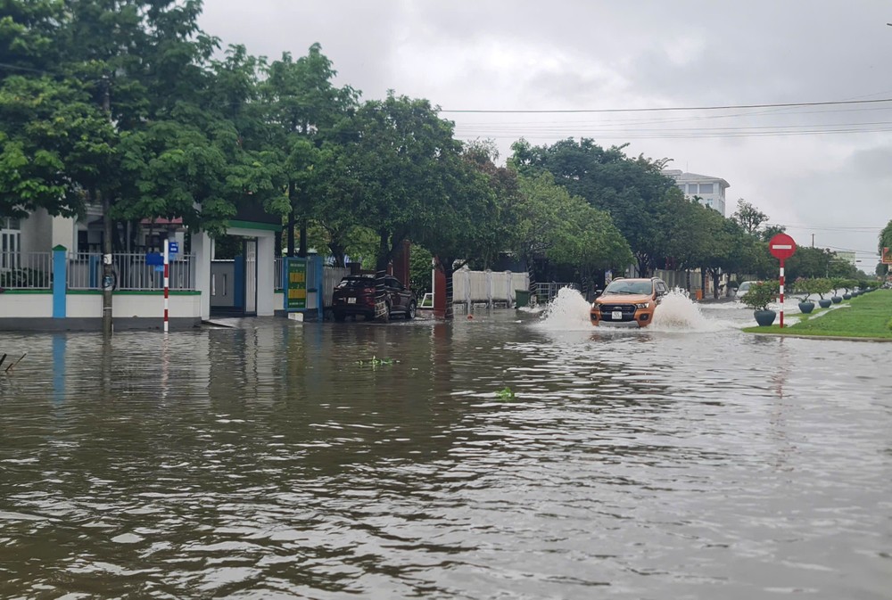 Đường Hùng Vương, TP. Tam Kỳ sau trận mưa lớn.