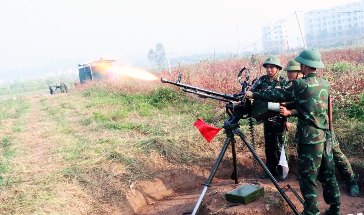 Trung đội súng máy 12,7 ly đánh địch đổ bộ đường không vào địa bàn.