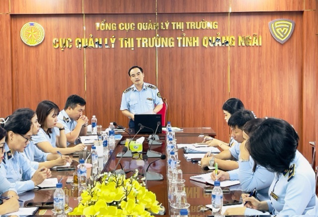 Ông Trần Xuân Thương (đưgs trong cùng) phát biểu khai mạc Hội nghị tập huấn. Ảnh: L.Sinh.