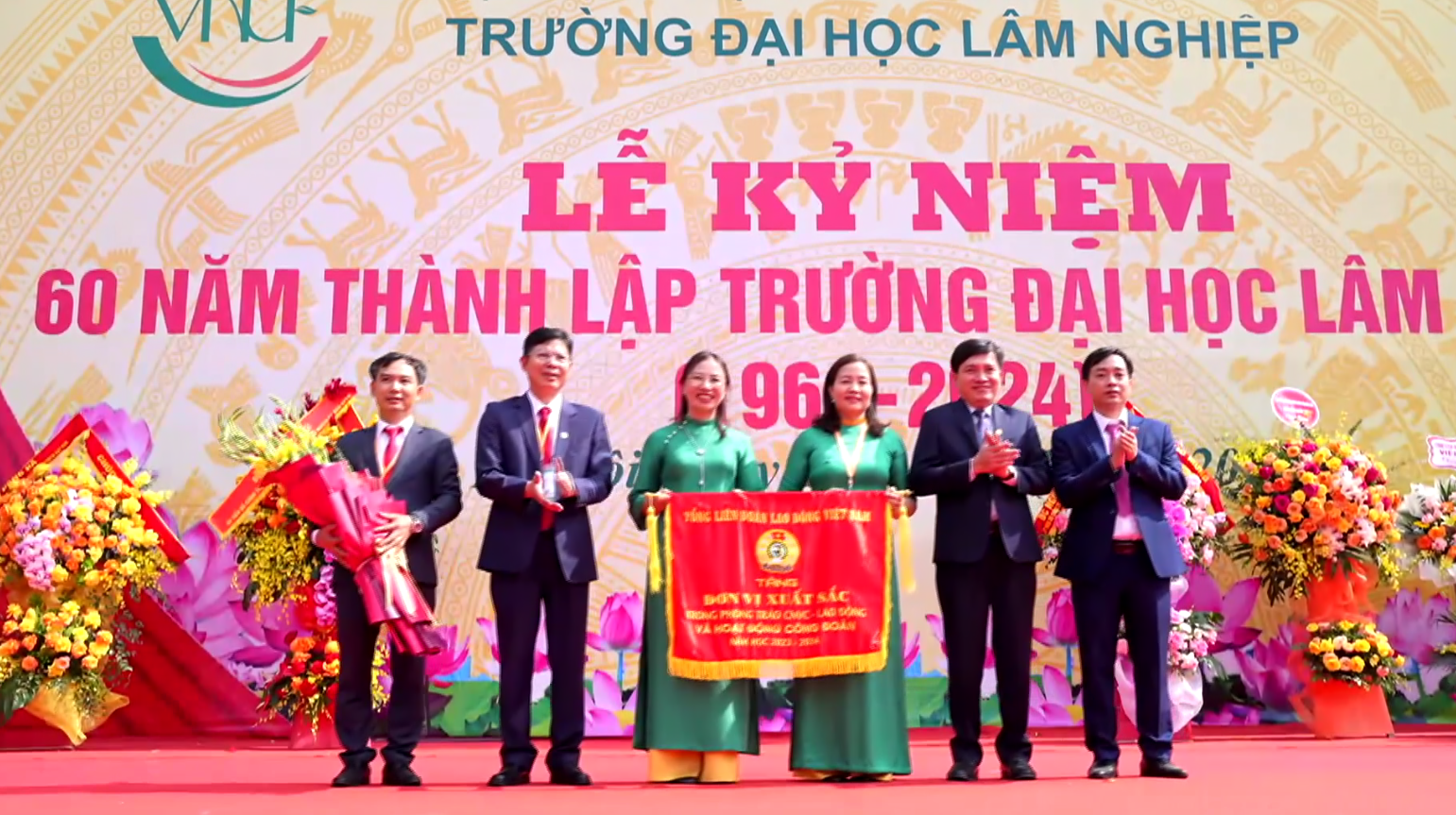 Nhà trường vinh dự nhận được Cờ thi đua, khen thưởng của Tổng Liên Đoàn Lao Động Việt Nam