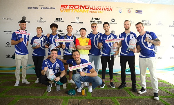 Đạo diễn Hoàng Nhật Nam - Trưởng Ban tổ chức giải chạy Strong Vietnam chụp hình cùng các runners thí sinh Mr World 2024