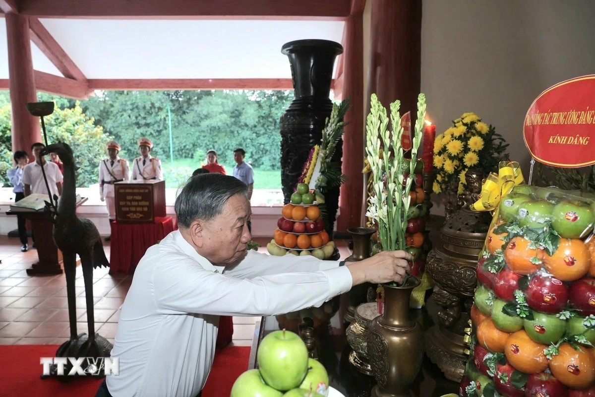 Tổng Bí thư Tô Lâm dâng hương tưởng niệm Chủ tịch Hồ Chí Minh. (Ảnh: Thống Nhất/TTXVN)