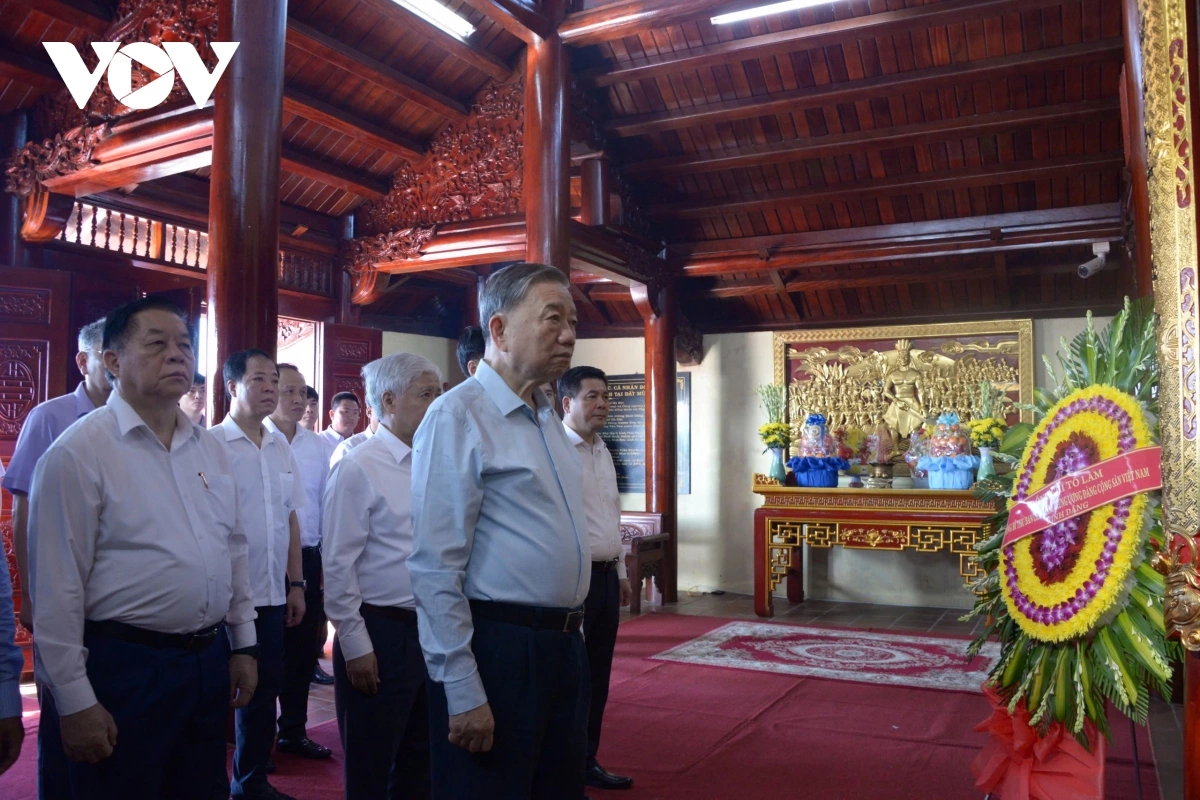 Tổng Bí thư Tô Lâm cùng đoàn công tác đã tới dâng hương tưởng nhớ Đức Quốc Tổ Lạc Long Quân