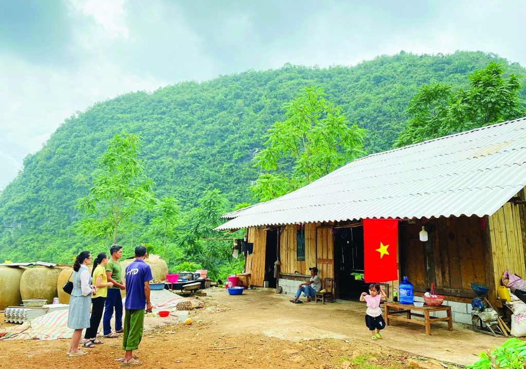 Được hỗ trợ từ Đề án hỗ trợ xóa nhà tạm, nhà dột nát, anh Lương Văn Định, xóm Lũng Hóng, xã Thượng Thôn (Hà Quảng) đã có nhà mới khang trang.