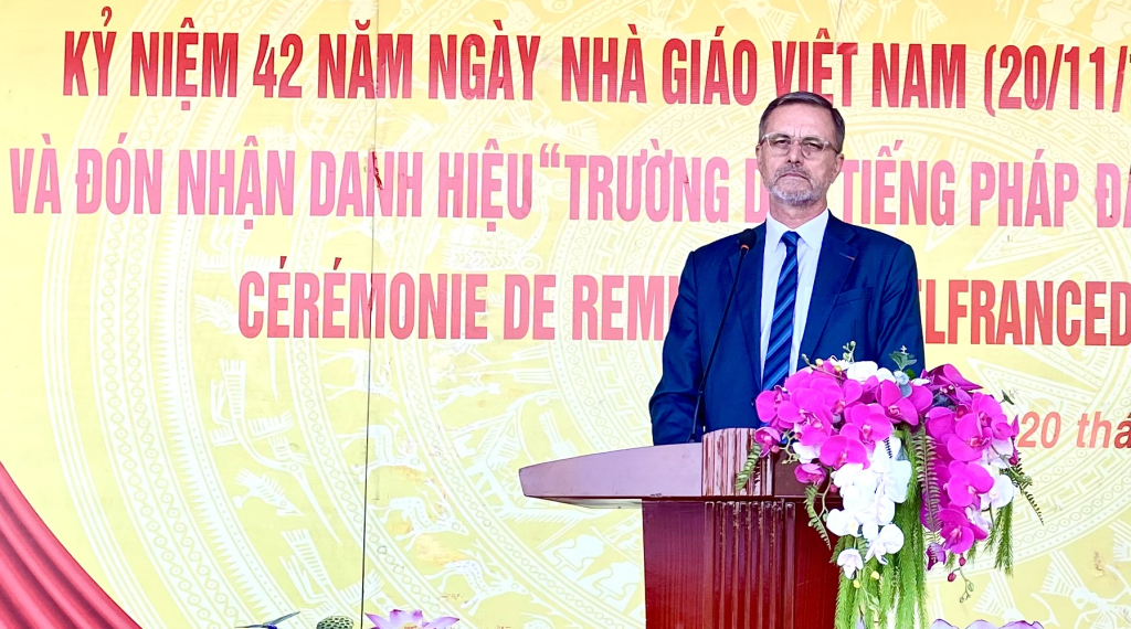 Ông Olivier Brochet, Đại sứ Cộng hòa Pháp tại Việt Nam phát biểu chúc mừng Trường Tiểu học Hữu Nghị.