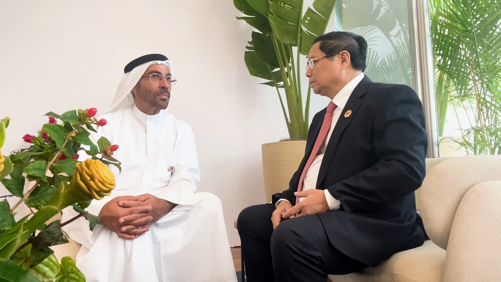 Thủ tướng Phạm Minh Chính trao đổi với Tổng thống UAE Sheikh Mohamed Bin Zayed Al Nahyan - Ảnh: VGP