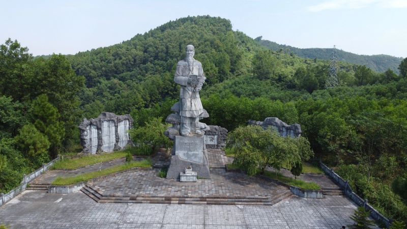 Tượng đài Hải Thượng Lãn Ông ở đỉnh núi Minh Tự, thôn Hải Thượng, xã Sơn Trung, huyện Hương Sơn, Hà Tĩnh.