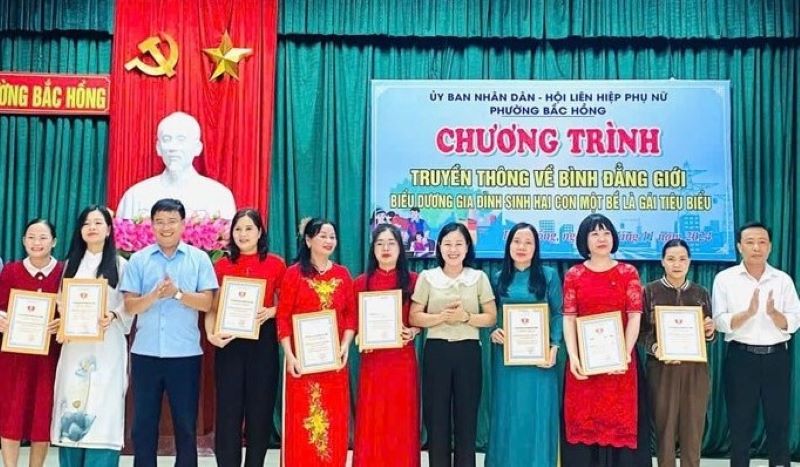 Phường Bắc Hồng (TX Hồng Lĩnh) tổ chức chương trình truyền thông về bình đẳng giới và biểu dương các gia đình sinh hai con một bề là gái tiêu biểu.