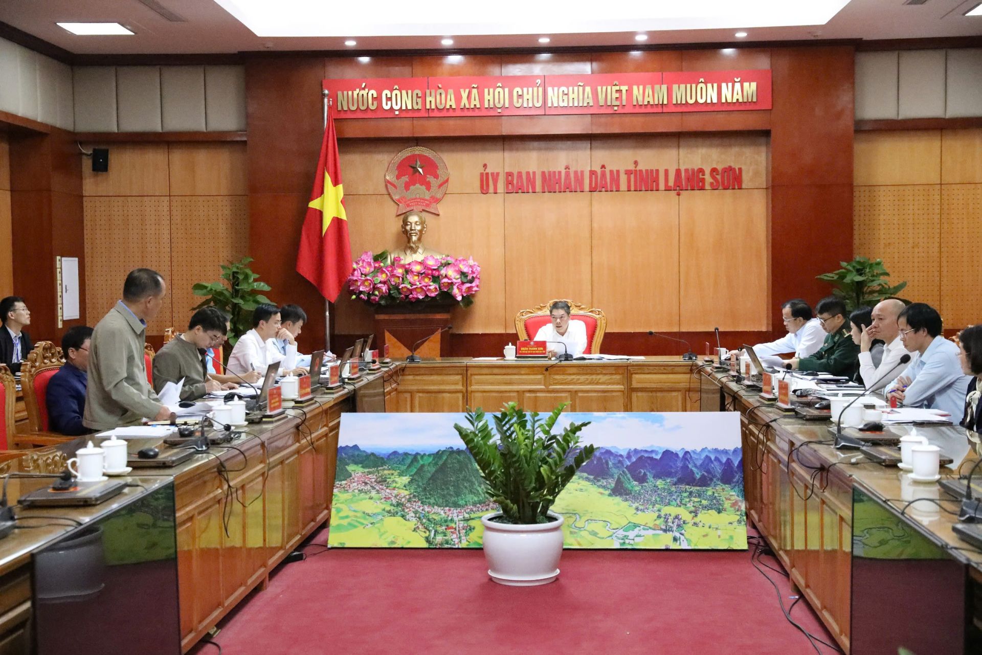 Quang cảnh cuộc họp