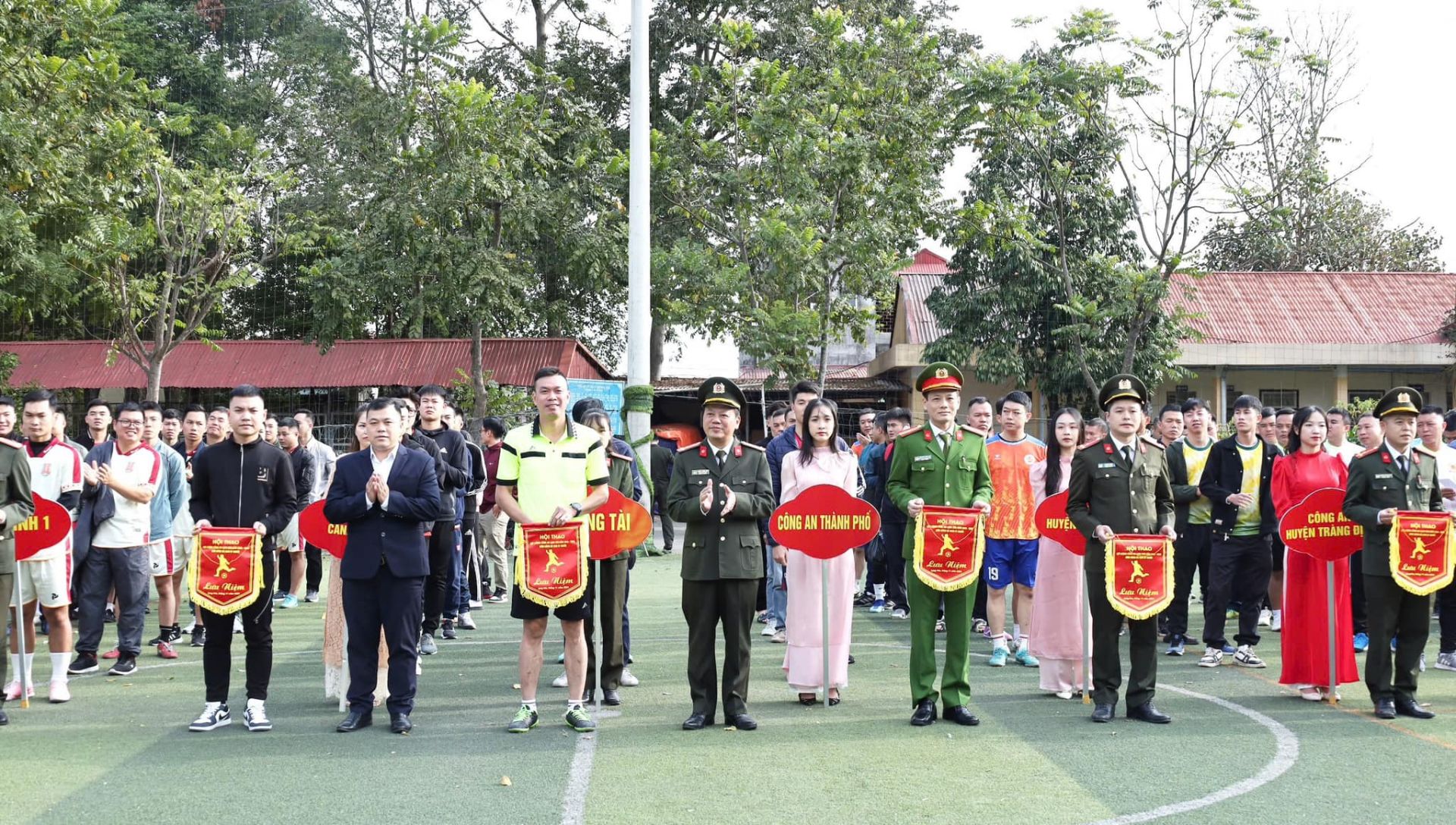 Lãnh đạo Công an tỉnh Lạng Sơn và Tỉnh đoàn Lạng Sơn trao cờ lưu niệm cho các đội tham gia thi đấu