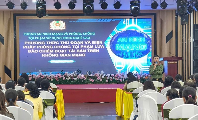 Cán bộ Phòng An ninh mạng và phòng, chống tội phạm sử dụng công nghệ cao (Công an tỉnh Hà Tĩnh) truyền đạt chuyên đề 