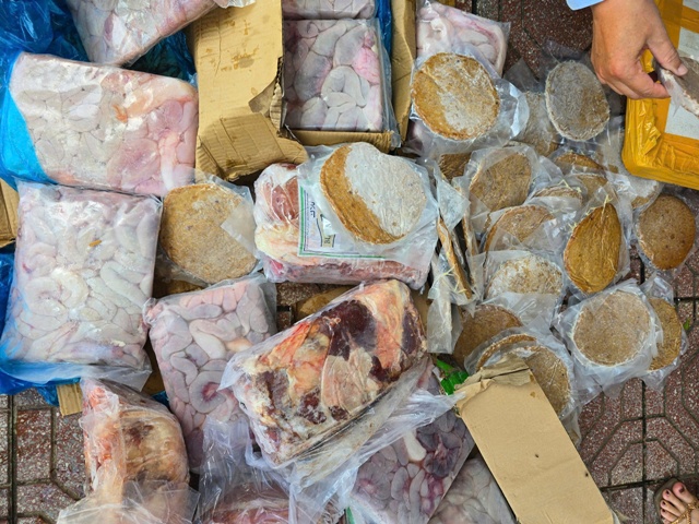 268.5kg thực phẩm các loại không rõ nguồn gốc, xuất xứ.