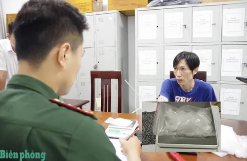 Đối tượng Phạm Văn Long cùng tang vật vụ án. Ảnh: Quang Anh