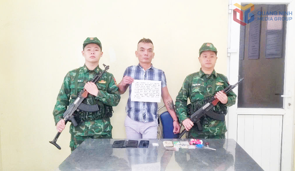 Đối tượng Vũ Việt Hoàng cùng tang vật bị Đồn Biên phòng cửa khẩu cảng Hòn Gai bắt giữ.