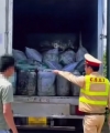Đồng Nai: Bắt quả tang xe tải chở gần 7 tấn mỡ động vật không rõ nguồn gốc