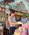 Lực lượng QLTT Lào Cai hướng dẫn tiểu thương nhận diện bột ngọt Ajinomoto thật - giả