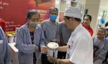 Bệnh viện đa khoa Hồng Đức trao tặng gần 500 suất quà cho bệnh nhân người cao tuổi