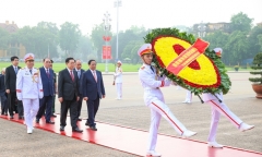 Lãnh đạo Đảng, Nhà nước vào Lăng viếng Chủ tịch Hồ Chí Minh nhân kỷ niệm 49 năm Ngày Giải phóng miền Nam